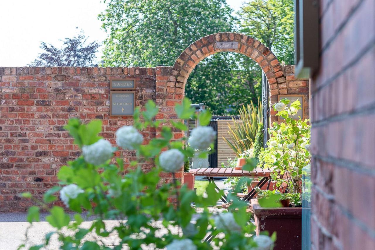 Clementine'S Guest House York Luaran gambar The garden of the former stable block
