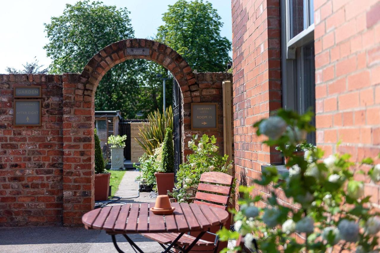 Clementine'S Guest House York Luaran gambar The courtyard at the former stable block