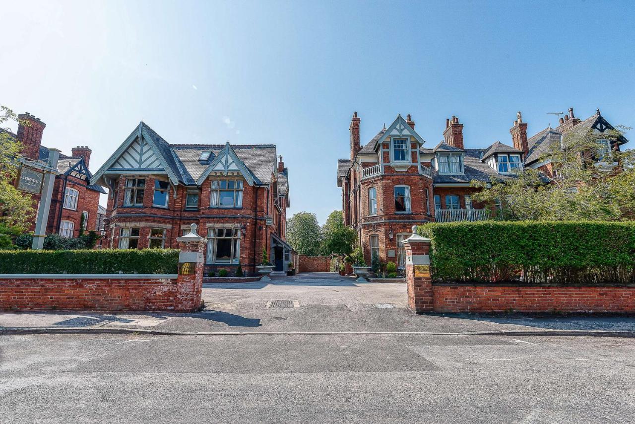 Clementine'S Guest House York Luaran gambar The entrance to the former hospital