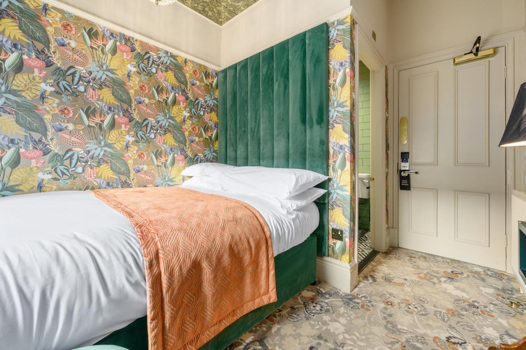 Clementine'S Guest House York Luaran gambar A bedroom at The Mitre Hotel