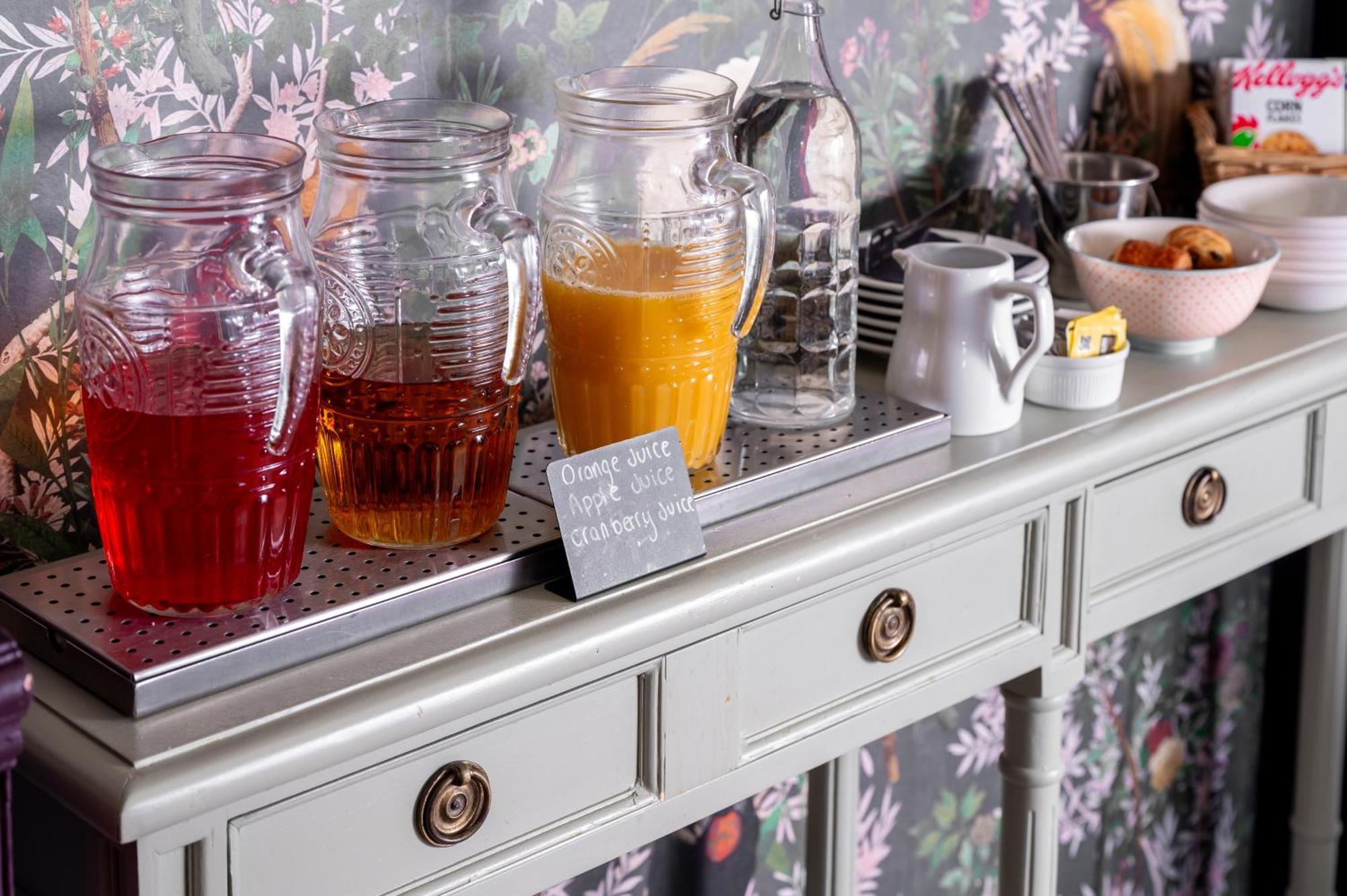 Clementine'S Guest House York Luaran gambar A buffet with a selection of fruit juices
